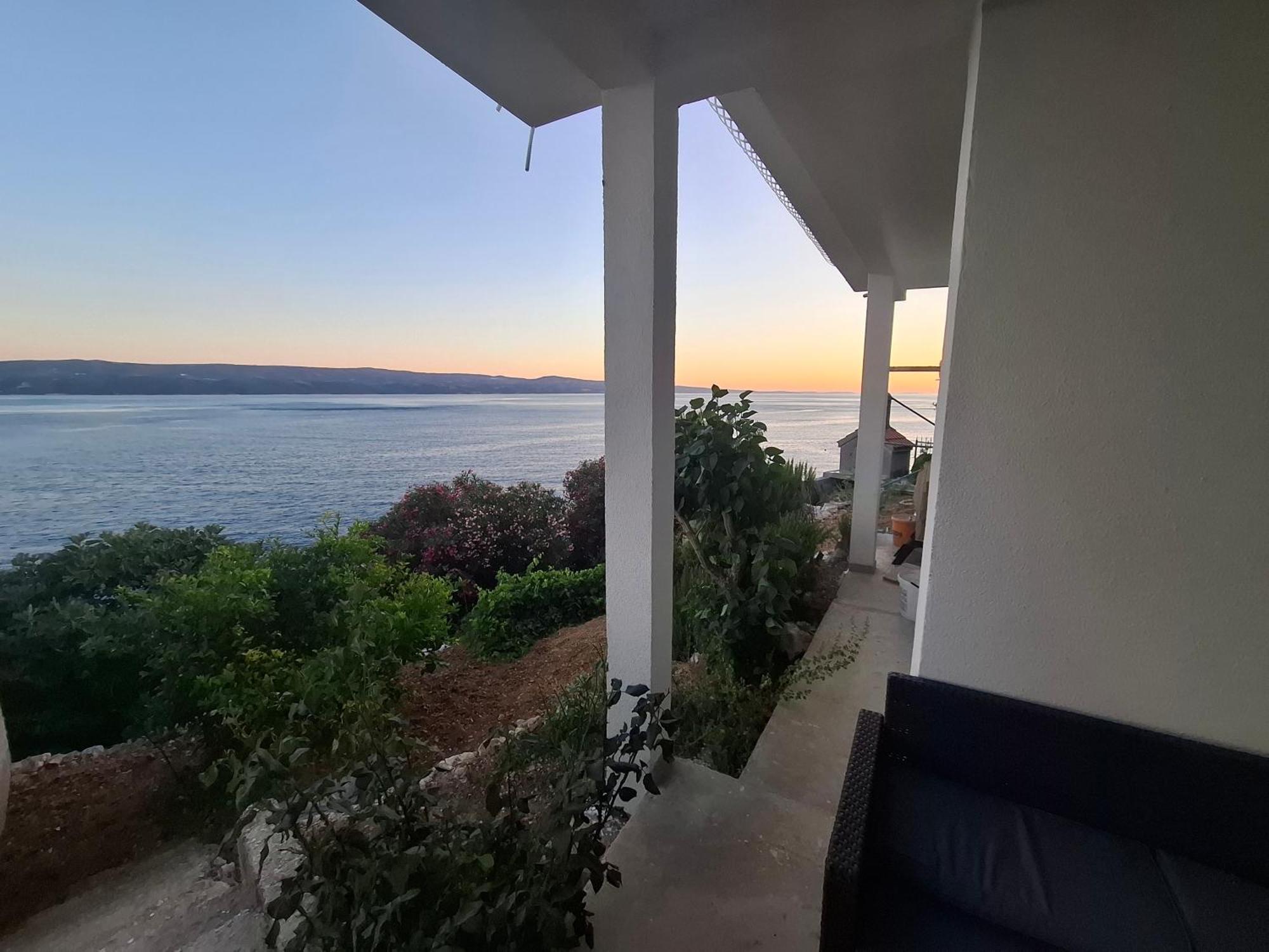 Lile By The Sea, Zavode Čelina