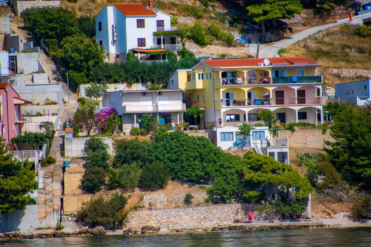 Lile By The Sea, Zavode Apartment